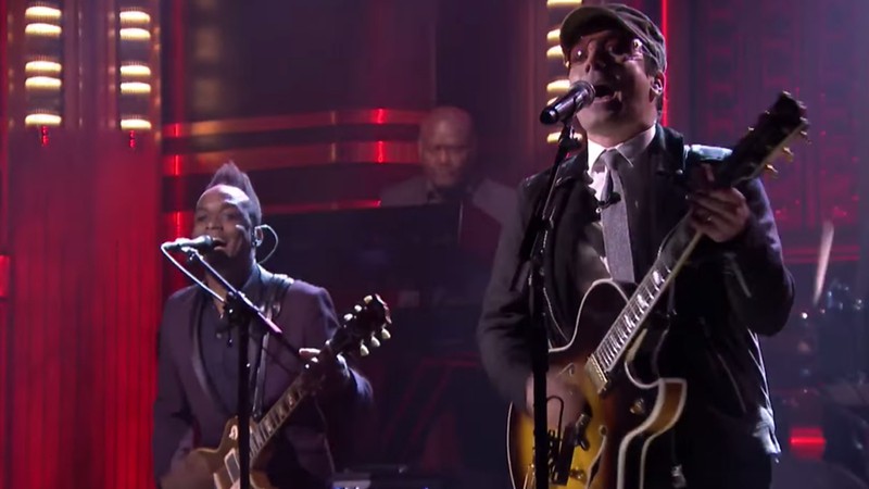 O apresentador Jimmy Fallon vestido de Bono, vocalista do U2 - Reprodução/Vídeo