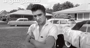 <b>Rei da velocidade</b><br>
Elvis Presley em meio aos possantes - Library of Congress/Divulgação