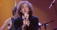 Michael Stipe à frente do R.E.M. em 1983 - Reprodução/Vídeo