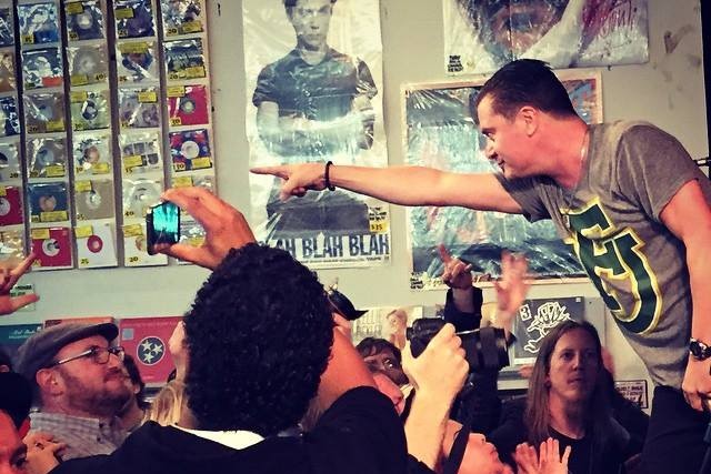 Mike Patton comanda o Faith No More em apresentação na loja de discos Amoeba Records, na Califórnia - Reprodução/Facebook