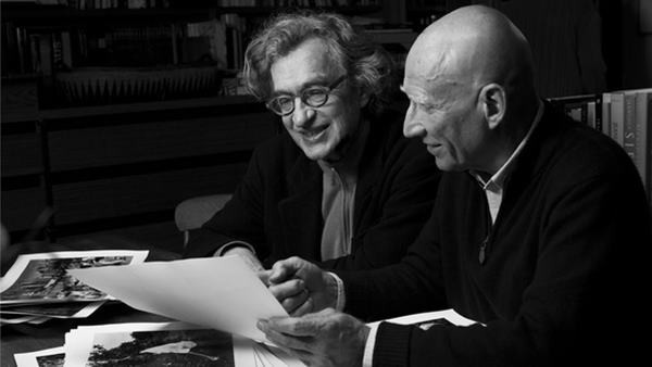 O cineasta Wim Wenders e o fotógrafo Sebastião Salgado em cena do documentário <i>O Sal da Terra</i> - Divulgação