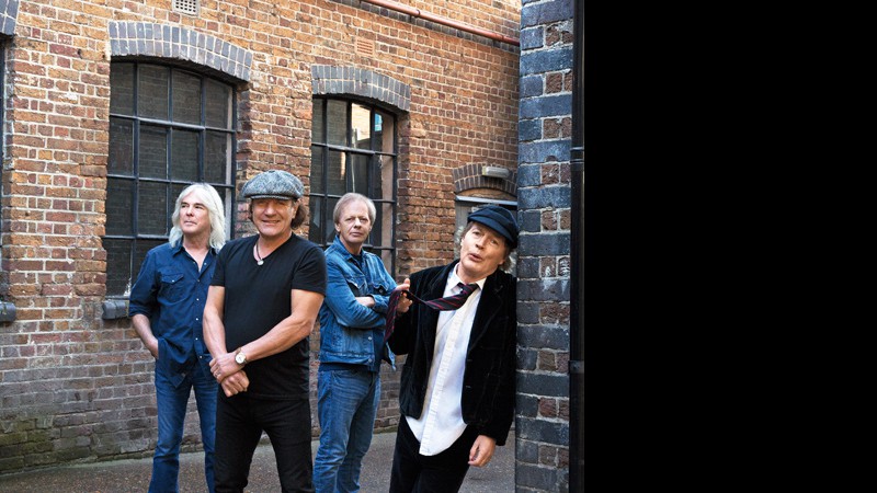 <b>Alimentando a chama</b><br>
(A partir da esq.) Cliff Williams, Brian Johnson, Stevie Young e Angus Young, em Londres. - Divulgação