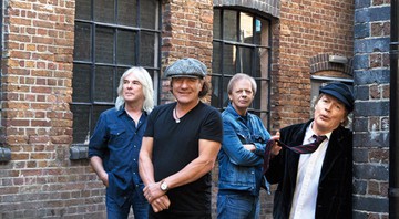 <b>Alimentando a chama</b><br>
(A partir da esq.) Cliff Williams, Brian Johnson, Stevie Young e Angus Young, em Londres. - Divulgação