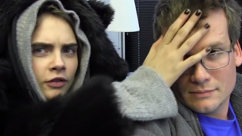 Cara Delevingne e John Green - Reprodução