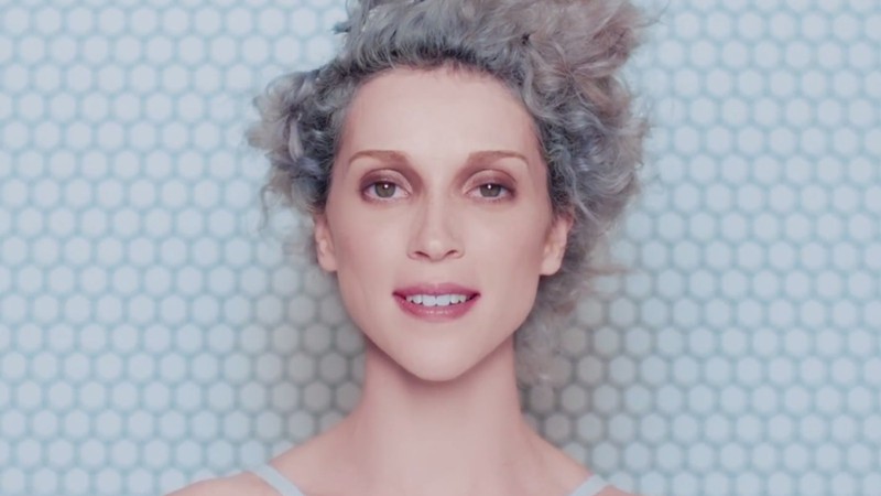 A cantora St. Vincent em cena do clipe de "Birth in Reverse" - Reprodução/Vídeo