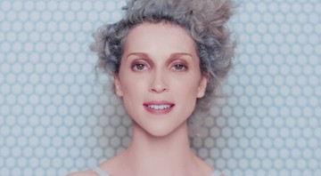 A cantora St. Vincent em cena do clipe de "Birth in Reverse" - Reprodução/Vídeo