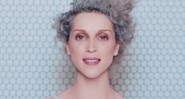 A cantora St. Vincent em cena do clipe de "Birth in Reverse" - Reprodução/Vídeo