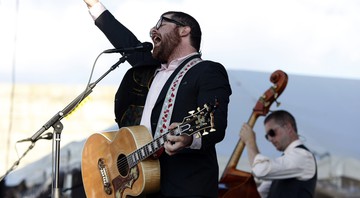 Colin Meloy à frente do The Decemberists - Joe Giblin/AP