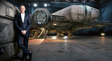 Nave Millennium Falcon de <i>Star Wars: O Despertar da Força</i> com Bob Iger, presidente da Disney, ao lado - Reprodução/Fortune