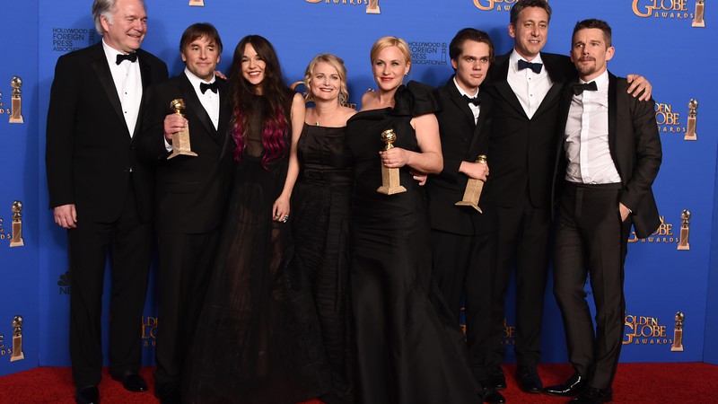 O elenco e o diretor de <i>Boyhood</i> (Richard Linklater) após o filme vencer o Globo de Ouro na categoria Melhor Drama - Jordan Strauss/AP