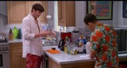 Garrafa de 51 no cenário de <i>Two and a half Men</i>. - Reprodução/Vídeo