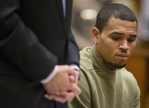 Chris Brown em julgamento. - AP