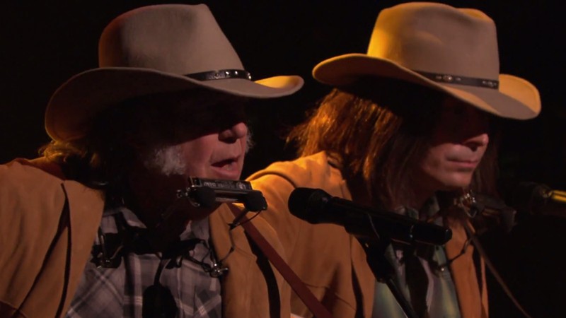 Neil Young ao lado da imitação dele feita pelo apresentador Jimmy Fallon - Reprodução/Vídeo