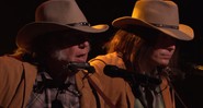 Neil Young ao lado da imitação dele feita pelo apresentador Jimmy Fallon - Reprodução/Vídeo