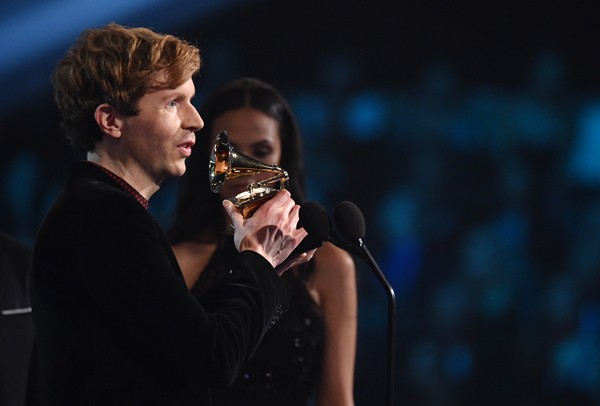 Beck recebe o gramofone pelo Melhor Álbum de Rock por <i>Morning Phase</i> - AP