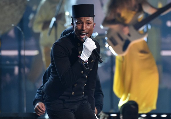 Pharrell no palco. Precisamos mesmo de mais uma versão de "Happy"?  - AP