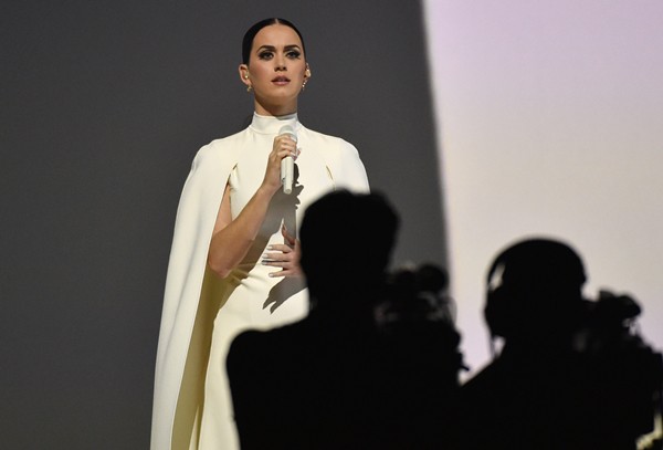 Katy Perry aparece em performance sóbria depois de discurso de Obama e depoimento de uma mulher vítima de violência doméstica - AP