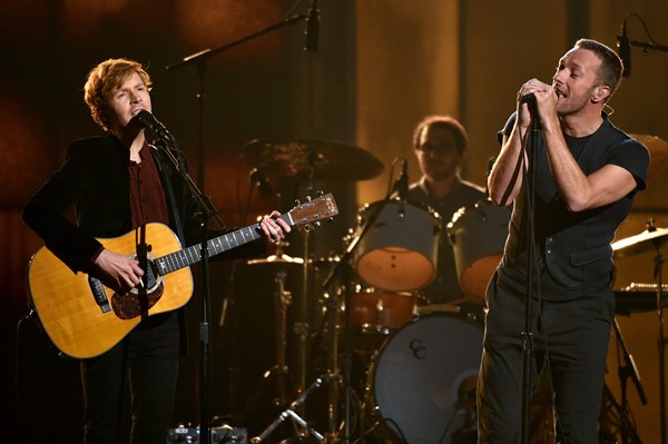 Beck e Chris Martin fazem dueto no Grammy 2015 - AP