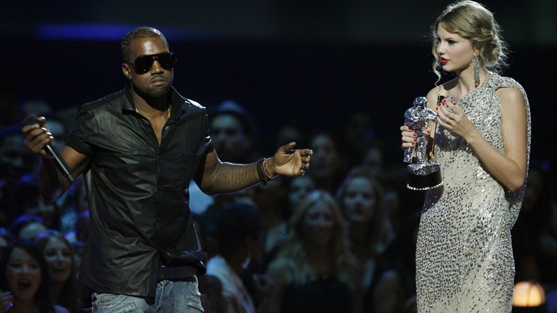 Kanye West e Taylor Swift durante a apresentação do VMA 2009 (Foto: AP)