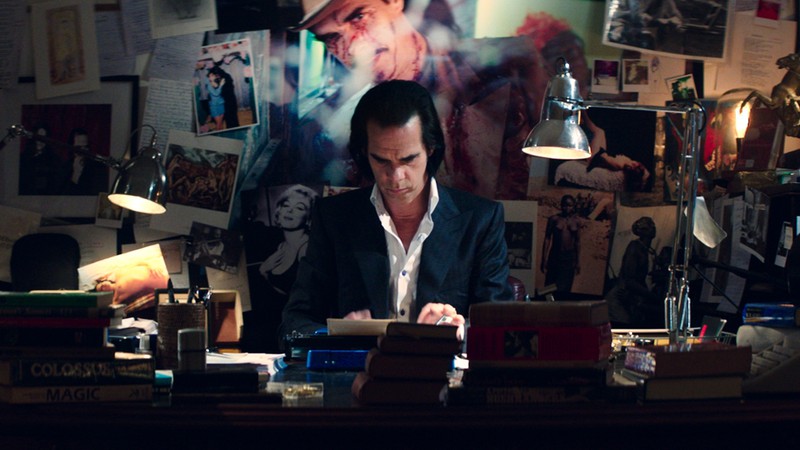 Nick Cave escreve em cena de <i>20.000 Dias na Terra</i>  - Reprodução