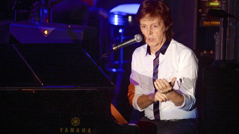 Ex-beatle fez show surpresa de dia dos namorados em Nova York - Evan Agostini/AP