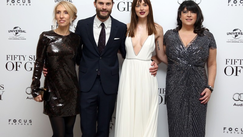 Da esquerda para direita, a diretora Sam Taylor-Johnson, os atores Jamie Dornan e Dakota Johnson e a escritora E.L. James - Joel Ryan/AP