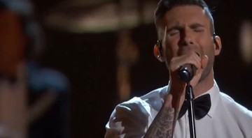 Adam Levine à frente do Maroon 5, em performance no Oscar 2015 - Reprodução/Vídeo