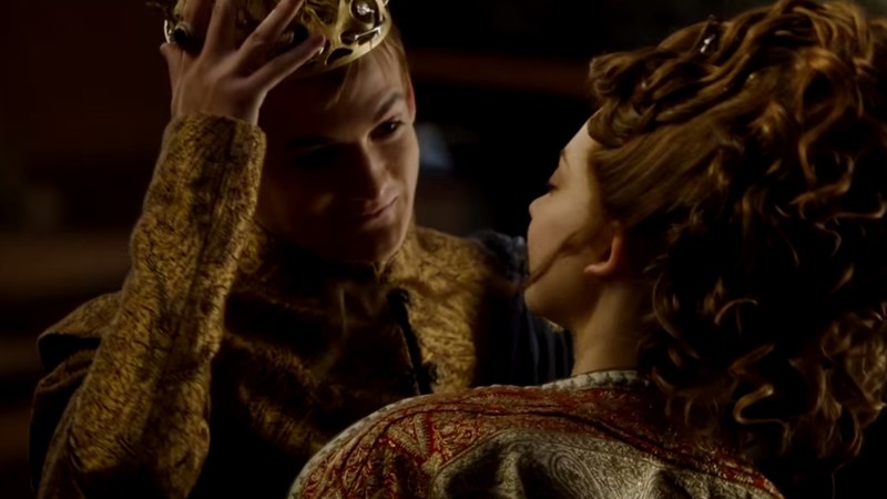 Beijo constrangedor de Jack Gleeson e Natalie Dormer (ou Joffrey Baratheon e Margaery Tyrell) em vídeo de bastidores de <i>Game of Thrones</i> - Reprodução/Vídeo