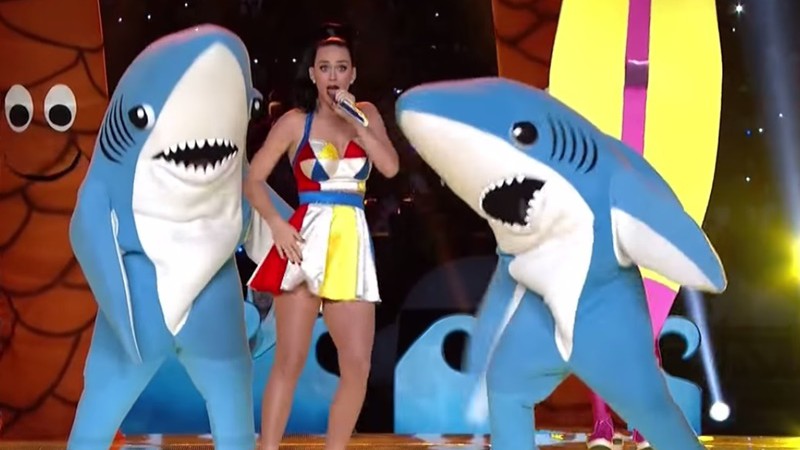 Cantora e o popular Left Shark durante apresentação no Super Bowl - Reprodução/vídeo