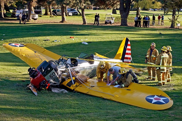 Ator fez pouso de emergência enquanto pilotava avião em Venice, Califórnia - Damian Dovarganes/AP