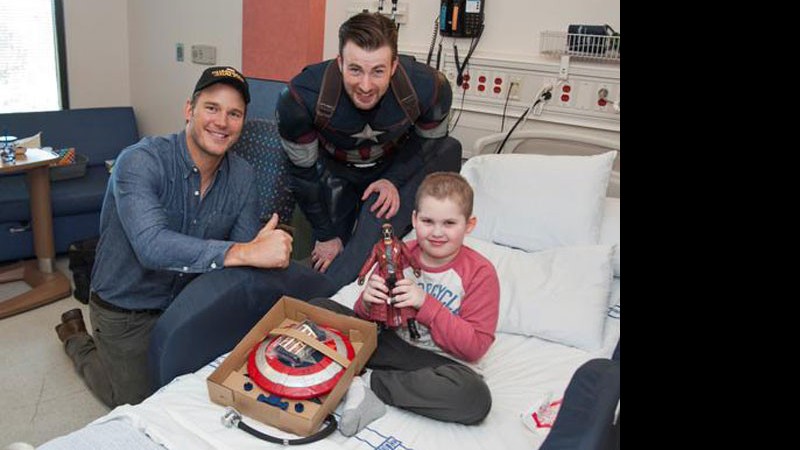 Acompanhado de Chris Pratt, o Chris Evans foi ao Seattle Children's, que também funciona como um centro de pesquisas - Reprodução/Instagram