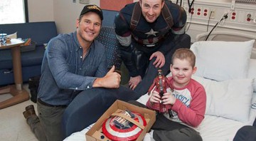 Acompanhado de Chris Pratt, o Chris Evans foi ao Seattle Children's, que também funciona como um centro de pesquisas - Reprodução/Instagram