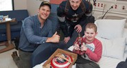 Acompanhado de Chris Pratt, o Chris Evans foi ao Seattle Children's, que também funciona como um centro de pesquisas - Reprodução/Instagram