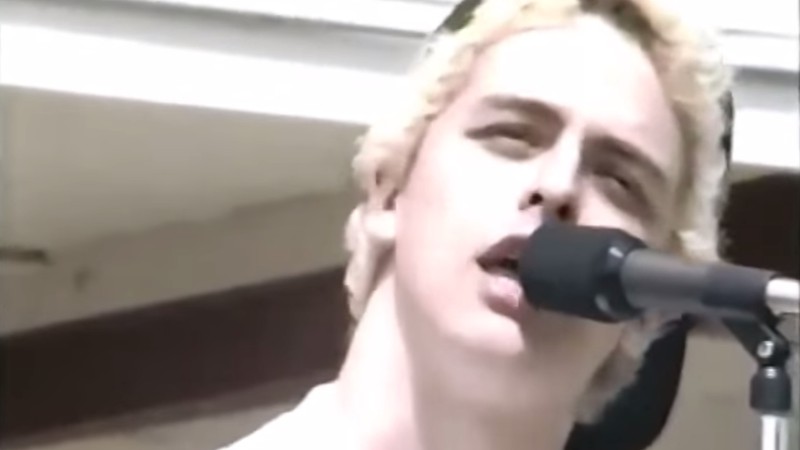 Billie Joe Armstrong em vídeo raro do Green Day tocando em escola na Califórnia, em 1990 - Reprodução/Vídeo