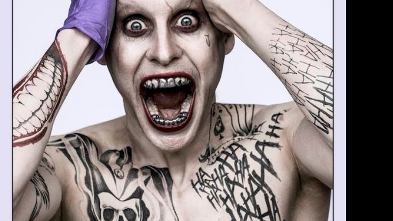 Na última sexta, 24, o diretor David Ayer divulgou no Twitter a primeira imagem oficial de Jared Leto no papel de Coringa. A transformação do ator será vista no filme <i>Esquadrão Suicida</i>. - Divulgação