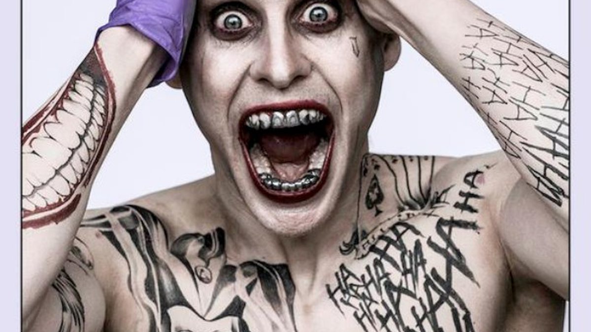 Na última sexta, 24, o diretor David Ayer divulgou no Twitter a primeira imagem oficial de Jared Leto no papel de Coringa. A transformação do ator será vista no filme <i>Esquadrão Suicida</i>. - Divulgação