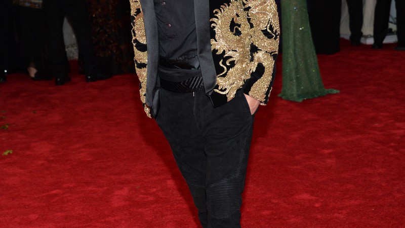 Justin Bieber misturou dragões dourados com preto e foi de Balmain ao Met Gala 2015.  - Evan Agostini/AP