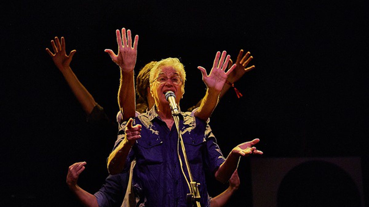 Caetano Veloso invade a madrugada e encanta plateia alternativa do festival Bananada com seu <i>Abraçaço</i>. 
 - Pedro Margherito 