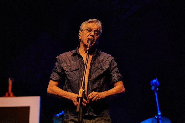 Caetano Veloso invade a madrugada e encanta plateia alternativa do festival Bananada com seu <i>Abraçaço</i>. 
 - Pedro Margherito 