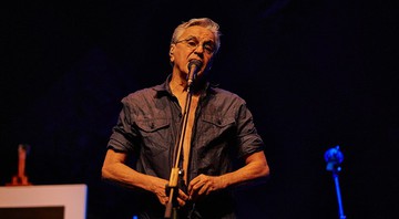 Caetano Veloso invade a madrugada e encanta plateia alternativa do festival Bananada com seu <i>Abraçaço</i>. 
 - Pedro Margherito 