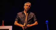 Caetano Veloso invade a madrugada e encanta plateia alternativa do festival Bananada com seu <i>Abraçaço</i>. 
 - Pedro Margherito 