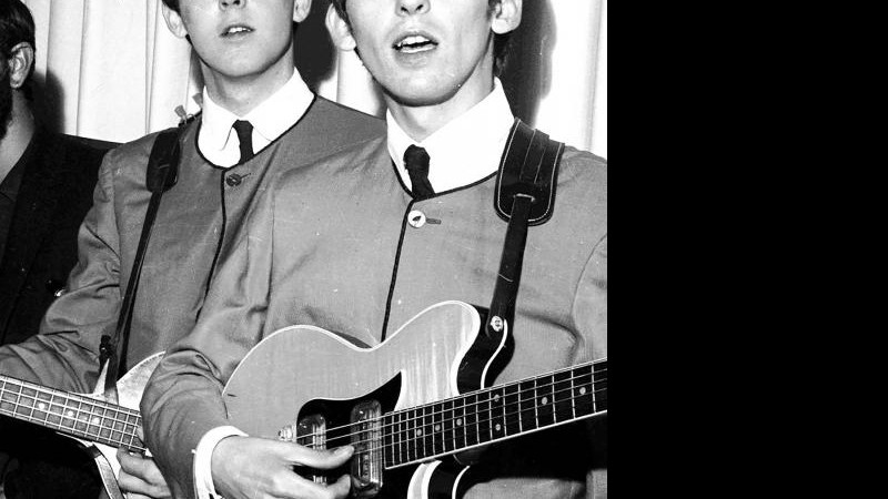 George Harrison com a guitarra Maton Mastersound, usada por ele em 1963 - Reprodução/Julien's Auction