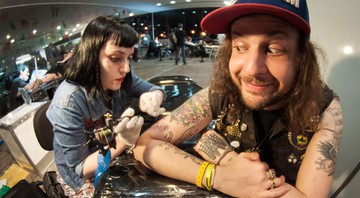 Kyle Thomas, também conhecido pelo pseudônimo de King Tuff, faz tatuagem durante o Festival Bananada 2015. O músico escolheu um coelho para se lembrar do quanto foram mágicos os dias que passou no Brasil.  - Claudio Cologni