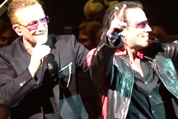 Bono Vox e sósia durante show em Los Angeles - Reprodução/vídeo