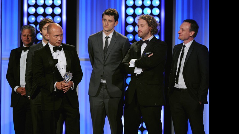 Elenco de <i>Silicon Valley</i> recebendo o prêmio de Melhor Série Cômica no Critics' Choice Television Awards 2015. -  Vince Bucci/ AP