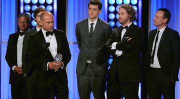 Elenco de <i>Silicon Valley</i> recebendo o prêmio de Melhor Série Cômica no Critics' Choice Television Awards 2015. -  Vince Bucci/ AP