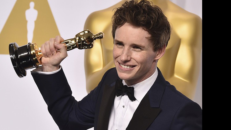 Eddie Redmayne com o Oscar de Melhor Ator pelo papel em <i>A Teoria de Tudo</i>. - Jordan Strauss/AP