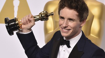 Eddie Redmayne com o Oscar de Melhor Ator pelo papel em <i>A Teoria de Tudo</i>. - Jordan Strauss/AP