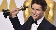 Eddie Redmayne com o Oscar de Melhor Ator pelo papel em <i>A Teoria de Tudo</i>. - Jordan Strauss/AP