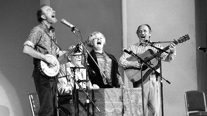 O antigo grupo folk The Weavers, com Peter Seeger e Ronnie Gilbert - Richard Drew/AP